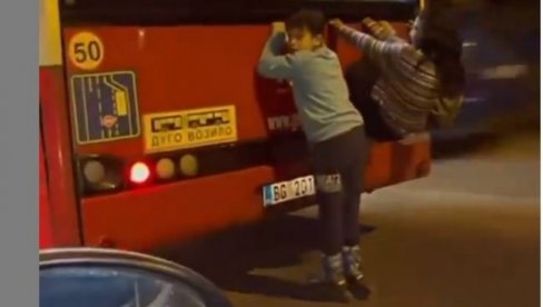 KAKAV UŽAS! Jeziv snimak iz Beograda - deca se uhvatila za autobus koji juri punom brzinom (VIDEO) KAKAV UŽAS! Jeziv snimak iz Beograda - deca se uhvatila za autobus koji juri punom brzinom (VIDEO)