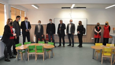 РЕКОНСТРУКЦИЈА БРАТСТВА У ПУНОМ ЈЕКУ: Једна од највећих школа у Србији добиће и затворени базен РЕКОНСТРУКЦИЈА БРАТСТВА У ПУНОМ ЈЕКУ: Једна од највећих школа у Србији добиће и затворени базен