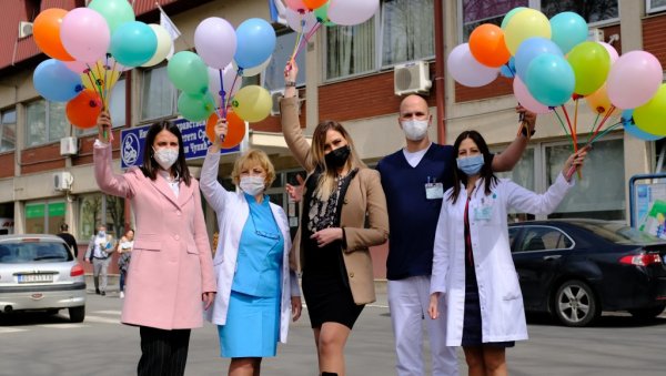 „МАЛЕ СТВАРИ КОЈЕ ЖИВОТ ЗНАЧЕ“: Мока и MOZZART у великој акцији за помоћ дечјим клиникама (ФОТО) „МАЛЕ СТВАРИ КОЈЕ ЖИВОТ ЗНАЧЕ“: Мока и MOZZART у великој акцији за помоћ дечјим клиникама (ФОТО)