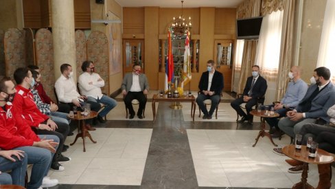 PRIJEM ZA ŠAMPIONE: Vaterpolisti „Radničkog“ u Skupštini grada Kragujevca PRIJEM ZA ŠAMPIONE: Vaterpolisti „Radničkog“ u Skupštini grada Kragujevca