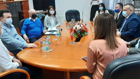 ХУМАНИ ШВАЈЦАРЦИ ПОМАЖУ МОДРИЧИ: Уз дечји центар, обданиште и кафетерију, до краја године и зaтвoрeни бaзeн ХУМАНИ ШВАЈЦАРЦИ ПОМАЖУ МОДРИЧИ: Уз дечји центар, обданиште и кафетерију, до краја године и зaтвoрeни бaзeн
