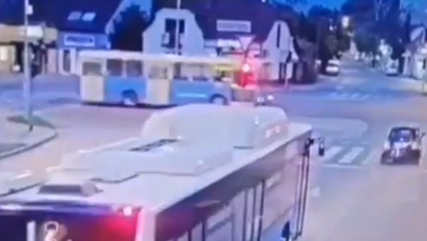 ЈЕЗИВ СНИМАК ИЗ НОВОГ САДА: Бахати возач у пуној брзини прошао кроз црвено, за длаку избегао судар са аутобусом (ВИДЕО) ЈЕЗИВ СНИМАК ИЗ НОВОГ САДА: Бахати возач у пуној брзини прошао кроз црвено, за длаку избегао судар са аутобусом (ВИДЕО)