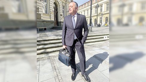 NEMA ŠLEMA: Aleksandar Antić pozirao u odelu sa aktovkom NEMA ŠLEMA: Aleksandar Antić pozirao u odelu sa aktovkom