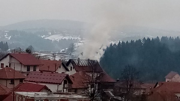 ПОЖАР У НОВОЈ ВАРОШИ: Ватра захватила кров куће ПОЖАР У НОВОЈ ВАРОШИ: Ватра захватила кров куће