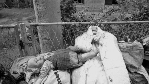 ДАН КАДА ЈА НИЈЕ ВИШЕ БИЛО ЈА: Нова представа на Великој сцени Оливера и Раде Марковић ДАН КАДА ЈА НИЈЕ ВИШЕ БИЛО ЈА: Нова представа на Великој сцени Оливера и Раде Марковић