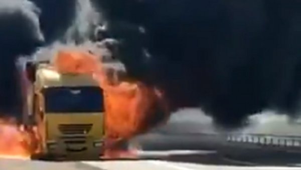 СВАКОДНЕВНИ НАПАДИ: Амерички војни конвоји горе у пламену, Бајден нема решење! (ФОТО/ВИДЕО) СВАКОДНЕВНИ НАПАДИ: Амерички војни конвоји горе у пламену, Бајден нема решење! (ФОТО/ВИДЕО)