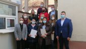 СТИПЕНДИЈЕ И ДОКТОРАНДИМА: Општина Пландиште потписала уговоре са 11 најбољих студената СТИПЕНДИЈЕ И ДОКТОРАНДИМА: Општина Пландиште потписала уговоре са 11 најбољих студената