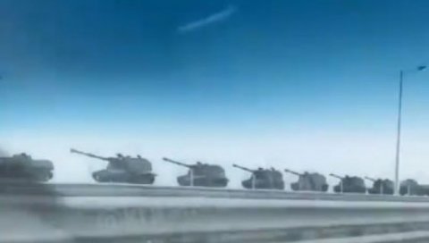 КРИМ ЈЕ ТВРЂАВА КОЈА НЕЋЕ ПАСТИ: Непрегледне колоне руских тенкова и опреме се данима пребацују Керчким мостом (ВИДЕО) КРИМ ЈЕ ТВРЂАВА КОЈА НЕЋЕ ПАСТИ: Непрегледне колоне руских тенкова и опреме се данима пребацују Керчким мостом (ВИДЕО)