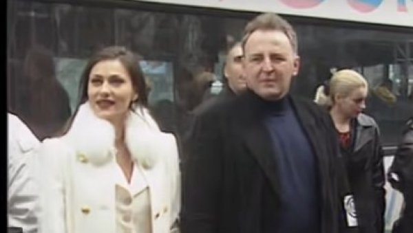 НЕУОБИЧАЈЕН СНИМАК ЦЕЦЕ И АРКАНА: Играју током бомбардовања, а овако је певачица одбрусила НАТО-у (ВИДЕО) НЕУОБИЧАЈЕН СНИМАК ЦЕЦЕ И АРКАНА: Играју током бомбардовања, а овако је певачица одбрусила НАТО-у (ВИДЕО)