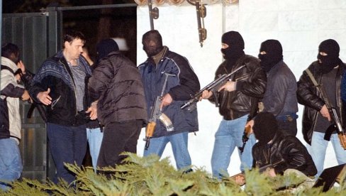 LEGIJA NUDIO PIŠTOLJ SLOBI, DA GA ODMAH UBIJE: Boro Drakulović, član obezbeđenja Slobodana Miloševića u vili Mir LEGIJA NUDIO PIŠTOLJ SLOBI, DA GA ODMAH UBIJE: Boro Drakulović, član obezbeđenja Slobodana Miloševića u vili Mir