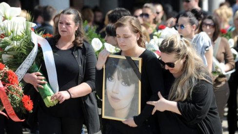 PET GODINA OD BRUTALNOG ZLOČINA: Tetka pokojne pevačice - Jelenu mi ništa neće vratiti, ali volela bih da konačno saznam ko je ubio! PET GODINA OD BRUTALNOG ZLOČINA: Tetka pokojne pevačice - Jelenu mi ništa neće vratiti, ali volela bih da konačno saznam ko je ubio!