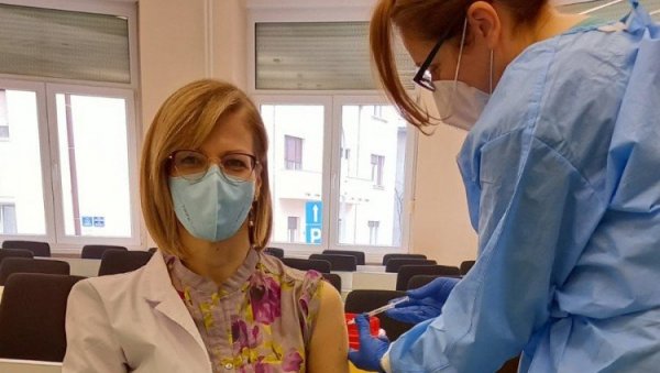 НАСТАВЉА СЕ ИМУНИЗАЦИЈА У РС: Вакцинисали се епидемиолози НАСТАВЉА СЕ ИМУНИЗАЦИЈА У РС: Вакцинисали се епидемиолози