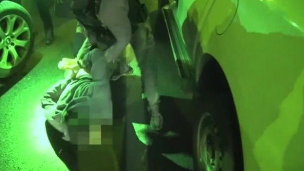 ПОГЛЕДАЈТЕ ФИЛМСКО ХАПШЕЊЕ У БЕОГРАДУ: Осумњиченог за пљачку банке полицајци извукли из возила, па оборили на земљу (ВИДЕО) ПОГЛЕДАЈТЕ ФИЛМСКО ХАПШЕЊЕ У БЕОГРАДУ: Осумњиченог за пљачку банке полицајци извукли из возила, па оборили на земљу (ВИДЕО)
