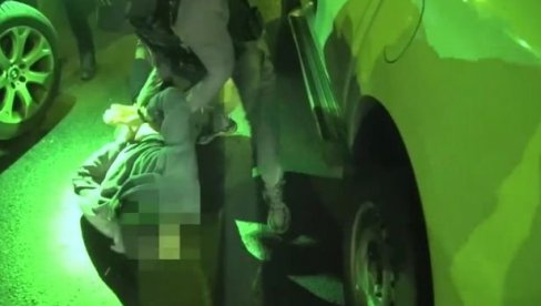ПОГЛЕДАЈТЕ ФИЛМСКО ХАПШЕЊЕ У БЕОГРАДУ: Осумњиченог за пљачку банке полицајци извукли из возила, па оборили на земљу (ВИДЕО) ПОГЛЕДАЈТЕ ФИЛМСКО ХАПШЕЊЕ У БЕОГРАДУ: Осумњиченог за пљачку банке полицајци извукли из возила, па оборили на земљу (ВИДЕО)