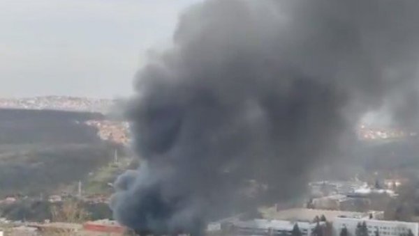ПОГЛЕДАЈТЕ СНИМАК ПОЖАРА У РАКОВИЦИ: Пламен захватио магацин, густ дим прекрио насеље (ФОТО/ВИДЕО) ПОГЛЕДАЈТЕ СНИМАК ПОЖАРА У РАКОВИЦИ: Пламен захватио магацин, густ дим прекрио насеље (ФОТО/ВИДЕО)