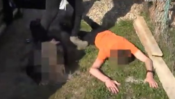 ЛЕЗИ ДОЛЕ, РУКЕ НА ПОД!: Полиција спречила опасну примопредају, ухапшено пет особа (ВИДЕО) ЛЕЗИ ДОЛЕ, РУКЕ НА ПОД!: Полиција спречила опасну примопредају, ухапшено пет особа (ВИДЕО)