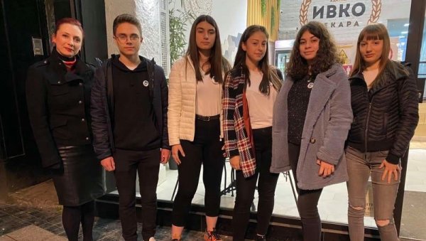 ДАЈУ СВО ПЕЦИВО ЗА 40 ДИНАРА: Група ученика из Ниша осмислила сајт који би требало да помогне сиромашнима и смањи бацање хране ДАЈУ СВО ПЕЦИВО ЗА 40 ДИНАРА: Група ученика из Ниша осмислила сајт који би требало да помогне сиромашнима и смањи бацање хране