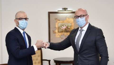 ГОРАН РАКИЋ СА НИКОЛОМ ОРЛАНДОМ: Састанак са италијанским дипломатом у Приштини ГОРАН РАКИЋ СА НИКОЛОМ ОРЛАНДОМ: Састанак са италијанским дипломатом у Приштини
