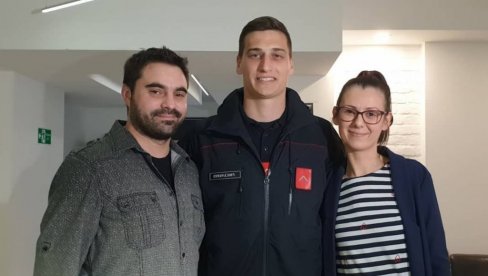 DUGUJEMO MU NEIZMERNU ZAHVALNOST: Roditelji malog Gavrila upoznali vatrogasca Đorđa koji je postavio Ronaldovu traku na licitaciju DUGUJEMO MU NEIZMERNU ZAHVALNOST: Roditelji malog Gavrila upoznali vatrogasca Đorđa koji je postavio Ronaldovu traku na licitaciju