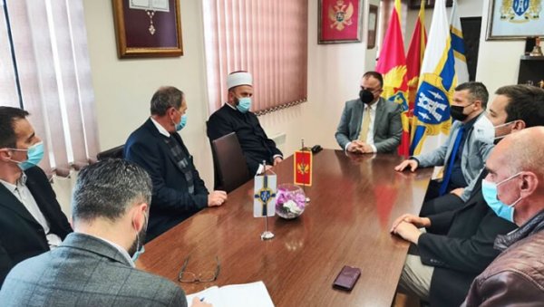 ПОМОЋ У ОБНОВИ ЗГРАДЕ ЏЕМАЛАТА У ХЕРЦЕГ НОВОМ: Похвале за сарадњу херцегновске општине и исламсе заједнице ПОМОЋ У ОБНОВИ ЗГРАДЕ ЏЕМАЛАТА У ХЕРЦЕГ НОВОМ: Похвале за сарадњу херцегновске општине и исламсе заједнице