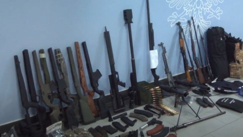 АЛБАНСКИ СПЕЦИЈАЛЦИ ЗАПЛЕНИЛИ АРСЕНАЛ НАОРУЖАЊА: Пронађени снајпери, ручни бацачи, калашњикови... (ВИДЕО) АЛБАНСКИ СПЕЦИЈАЛЦИ ЗАПЛЕНИЛИ АРСЕНАЛ НАОРУЖАЊА: Пронађени снајпери, ручни бацачи, калашњикови... (ВИДЕО)