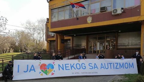 ПЛАВЦИ ИЗ ВРБАСА ПРУЖАЈУ ПОДРШКУ: Полицајци из Врбаса обележили Светски дан особа са аутизмом (ФОТО) ПЛАВЦИ ИЗ ВРБАСА ПРУЖАЈУ ПОДРШКУ: Полицајци из Врбаса обележили Светски дан особа са аутизмом (ФОТО)