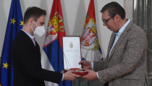 DIREKTNO IZ PREDSEDNIKOVOG KABINETA: Vučić uručio važan orden Stefanu Milenkoviću (FOTO) DIREKTNO IZ PREDSEDNIKOVOG KABINETA: Vučić uručio važan orden Stefanu Milenkoviću (FOTO)