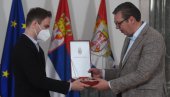 DIREKTNO IZ PREDSEDNIKOVOG KABINETA: Vučić uručio važan orden Stefanu Milenkoviću (FOTO) DIREKTNO IZ PREDSEDNIKOVOG KABINETA: Vučić uručio važan orden Stefanu Milenkoviću (FOTO)