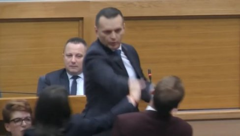 ЛУКАЧ УДАРИО СТАНИВУКОВИЋА: Потврђена оптужница против министра унутрашњих послова РС ЛУКАЧ УДАРИО СТАНИВУКОВИЋА: Потврђена оптужница против министра унутрашњих послова РС