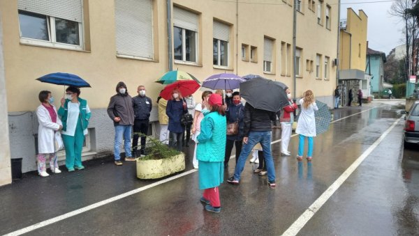 НА ИВИЦИ ПУЦАЊА И СНАГЕ: Упозорење групе запослених у краљевачкој Општој болници НА ИВИЦИ ПУЦАЊА И СНАГЕ: Упозорење групе запослених у краљевачкој Општој болници