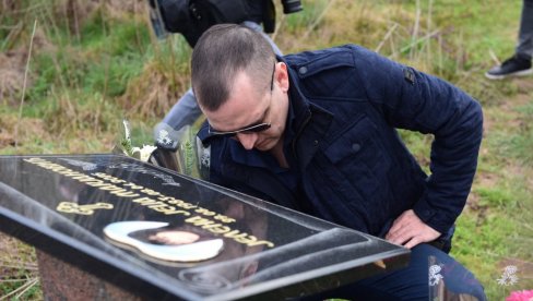 ZORAN OBIŠAO MESTO UBISTVA: Pre pet godina je na tom mestu pronađeno Jelenino telo, tužne scene na nasipu (FOTO/VIDEO) ZORAN OBIŠAO MESTO UBISTVA: Pre pet godina je na tom mestu pronađeno Jelenino telo, tužne scene na nasipu (FOTO/VIDEO)