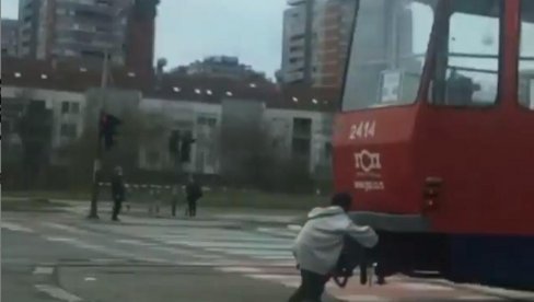 ЈОШ ЈЕДАН УЖАСАН СНИМАК ИЗ БЕОГРАДА: Дечак се вози прикачен за задњи део трамваја! Зашто га неко не заустави? (ВИДЕО) ЈОШ ЈЕДАН УЖАСАН СНИМАК ИЗ БЕОГРАДА: Дечак се вози прикачен за задњи део трамваја! Зашто га неко не заустави? (ВИДЕО)