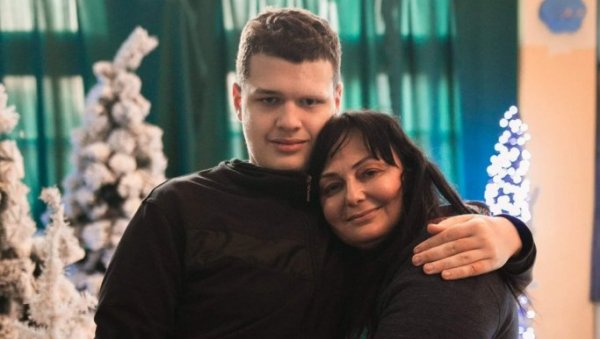 УЧИМ ГА ДА ЖИВИ КАД МЕНЕ НЕ БУДЕ: Суботичанка Сузана Скендеровић 15 година се бори за боље услове живота сина који има аутизам УЧИМ ГА ДА ЖИВИ КАД МЕНЕ НЕ БУДЕ: Суботичанка Сузана Скендеровић 15 година се бори за боље услове живота сина који има аутизам