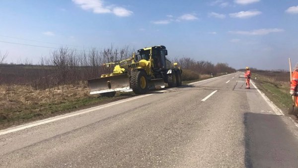 ЗА СИГУРНОСТ ТОКОМ ВОЖЊЕ: На главним путевима у општини Пландиште уређују банкине и депресије ЗА СИГУРНОСТ ТОКОМ ВОЖЊЕ: На главним путевима у општини Пландиште уређују банкине и депресије