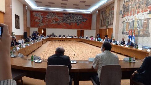 KRIZNI ŠTAB PRESEKAO: Odlučeno da li ima uslova da se đaci vrate u školske klupe KRIZNI ŠTAB PRESEKAO: Odlučeno da li ima uslova da se đaci vrate u školske klupe