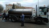 RASPORED KRETANJA: Zbog havarije Vlasotinčani se vodom za piće snabdevaju iz pet cisterni RASPORED KRETANJA: Zbog havarije Vlasotinčani se vodom za piće snabdevaju iz pet cisterni