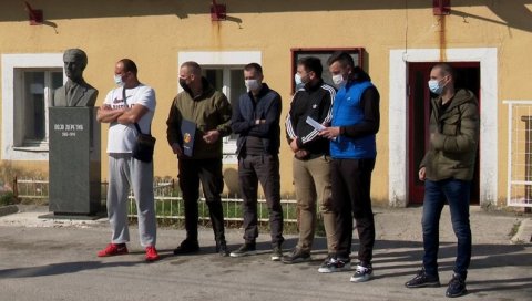 ШТРАЈКУЈУ ГЛАЂУ, ТРАЖЕ ДА РАДЕ: Припадници Службе заштите и спасавања у Никшићу протестују због раскида уговора ШТРАЈКУЈУ ГЛАЂУ, ТРАЖЕ ДА РАДЕ: Припадници Службе заштите и спасавања у Никшићу протестују због раскида уговора