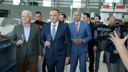 ТАЈКУН ПРЕПРОДАО БЕСПЛАТНЕ АКЦИЈЕ: Милутин Ђукановић оптужио бившег премијера и руководство Електропривреде ЦГ за злоупотребе ТАЈКУН ПРЕПРОДАО БЕСПЛАТНЕ АКЦИЈЕ: Милутин Ђукановић оптужио бившег премијера и руководство Електропривреде ЦГ за злоупотребе