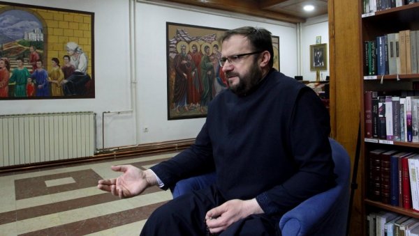 ЗА ПАРОХИЈАНЕ ЧАК 3.500 НАСЛОВА: Прва црквена библиотека у Храму Васкрсења Христовог у Нишу чува ретке и вредне књиге ЗА ПАРОХИЈАНЕ ЧАК 3.500 НАСЛОВА: Прва црквена библиотека у Храму Васкрсења Христовог у Нишу чува ретке и вредне књиге