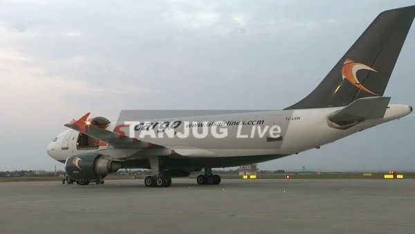 ПРВИ КОНТИГЕНТ ВАКЦИНА ИЗ КОВАКС ПРОГРАМА СТИГАО У СРБИЈУ: Допремљено 57.000 доза АстраЗенеке (ВИДЕО) ПРВИ КОНТИГЕНТ ВАКЦИНА ИЗ КОВАКС ПРОГРАМА СТИГАО У СРБИЈУ: Допремљено 57.000 доза АстраЗенеке (ВИДЕО)