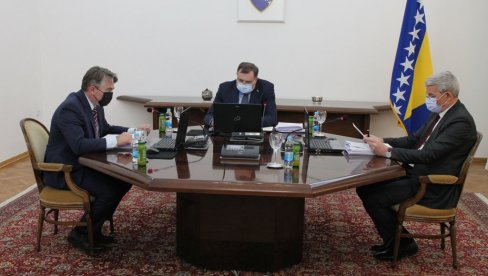 NEĆE BITI RATA ZA RS, ČEKAMO MIRAN RAZLAZ: U Sarajevu stvaraju veštačku atmosferu straha od izbijanja sukoba ukoliko dođe do raspada BiH NEĆE BITI RATA ZA RS, ČEKAMO MIRAN RAZLAZ: U Sarajevu stvaraju veštačku atmosferu straha od izbijanja sukoba ukoliko dođe do raspada BiH