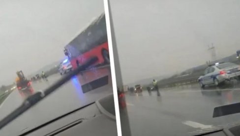 GORI AUTOMOBIL KOD BUBANJ POTOKA: Policija i vatrogasci na mestu nesreće, saobraćaj u zastoju (FOTO) GORI AUTOMOBIL KOD BUBANJ POTOKA: Policija i vatrogasci na mestu nesreće, saobraćaj u zastoju (FOTO)