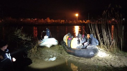 ЗАУСТАВЉЕН ЧАМАЦ КРЦАТ МИГРАНТИМА: Акција полиције на Дрини, спречено кријумчарење људи у Зворник (ФОТО) ЗАУСТАВЉЕН ЧАМАЦ КРЦАТ МИГРАНТИМА: Акција полиције на Дрини, спречено кријумчарење људи у Зворник (ФОТО)