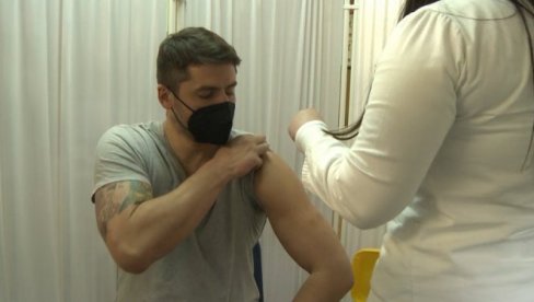 РАЂЕН И КРАЈИНОВИЋ ИМАЈУ ВАЖНУ ПОРУКУ НАВИЈАЧИМА: Ја сам се вакцинисао, вакциниши се и ти (ВИДЕО) РАЂЕН И КРАЈИНОВИЋ ИМАЈУ ВАЖНУ ПОРУКУ НАВИЈАЧИМА: Ја сам се вакцинисао, вакциниши се и ти (ВИДЕО)