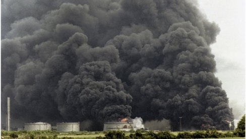 GAĐALI DA NAS UNIŠTE I POTRUJU: Pre 25 godina NATO je raketirao pančevačku Petrohemiju, Azotaru i Rafineriju GAĐALI DA NAS UNIŠTE I POTRUJU: Pre 25 godina NATO je raketirao pančevačku Petrohemiju, Azotaru i Rafineriju