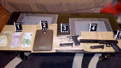 АКЦИЈА ПОЛИЦИЈЕ У ЛЕСКОВЦУ: Заплењено 2,5 килограма марихуане, пиштољи и новац АКЦИЈА ПОЛИЦИЈЕ У ЛЕСКОВЦУ: Заплењено 2,5 килограма марихуане, пиштољи и новац