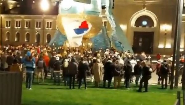 БРНАБИЋ О КОЛУ КОД СПОМЕНИКА СТЕФАНУ НЕМАЊИ: Не можете да хапсите људе који су се мирно окупили! БРНАБИЋ О КОЛУ КОД СПОМЕНИКА СТЕФАНУ НЕМАЊИ: Не можете да хапсите људе који су се мирно окупили!
