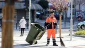 С ПЕСМОМ УЗ МЕТЛУ: Радник Градске чистоће Кристијан Бајрамовић грађане увесељава певањем