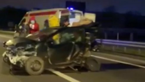 СТРАВИЧНА НЕСРЕЋА НА АУТО-ПУТУ: Ватрогасци секли кола да извуку повређене, аутомобили потпуно смрскани СТРАВИЧНА НЕСРЕЋА НА АУТО-ПУТУ: Ватрогасци секли кола да извуку повређене, аутомобили потпуно смрскани