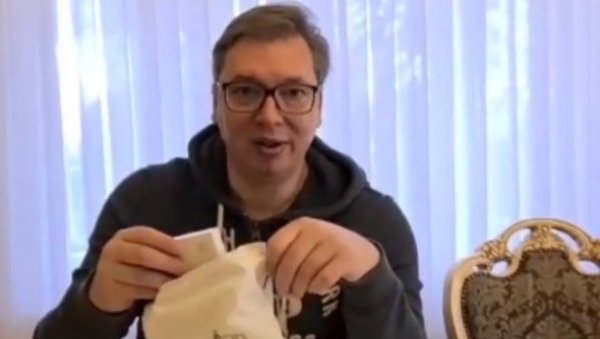 ХВАЛА НАШИМ ПЕНЗИОНЕРИМА НА СВЕМУ: Председник Вучић показао шта ће бити у пакетима које је држава спремила за најстарије (ВИДЕО) ХВАЛА НАШИМ ПЕНЗИОНЕРИМА НА СВЕМУ: Председник Вучић показао шта ће бити у пакетима које је држава спремила за најстарије (ВИДЕО)
